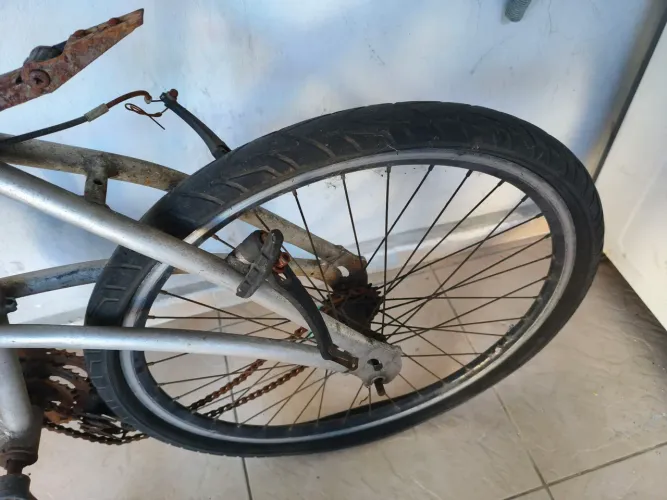 Bicicleta Caloi 100 mais um outra bicicleta normal