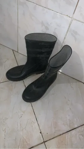 Capa de chuva nova, bota, calça e jaqueta