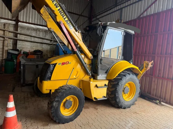 Vendo retro escavadeira Newholland 2014 único dono toda original nota fiscal de origem!