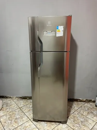 Geladeira Eletrolux inox Frost Free 310 L com painel digital 