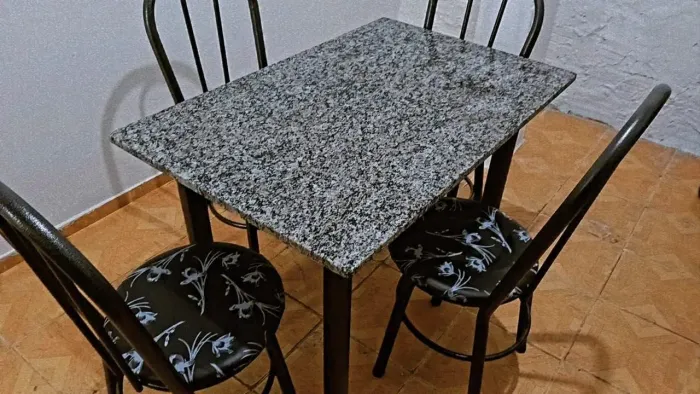 Mesa nova com cadeiras 