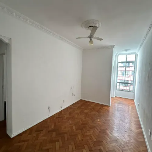 Apartamento amplo e em bom estado.