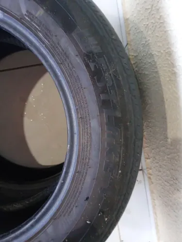 Vendo Par de Pneus 215/65 R16 Westlake