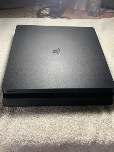 PlayStation 4 Slim 500 GB + 2 Controles + Cabos | Firmware 13.02 + 2 jogos inclusos