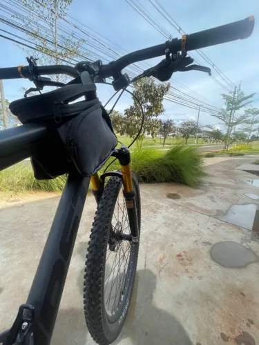 Bicicleta MTB First Pro Shimano Deore 6100 Suspenção Air Gold 100MM