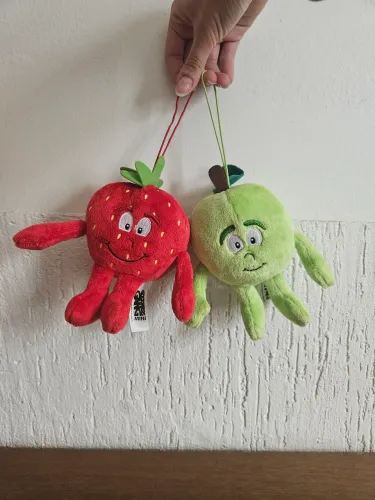 Pelúcias Maçã e Morango - Joaninha vem de brinde