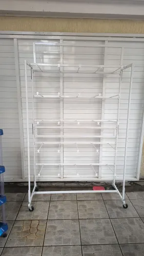 Vendo Expositor de chinelos com rodinhas por R$200. Ele desmonta. Retirada em Realengo