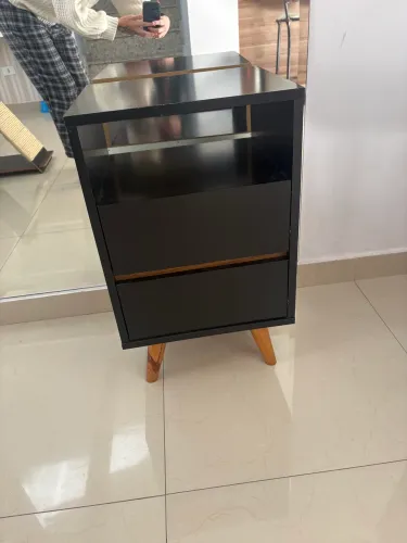 Duas mesa de cabeceira