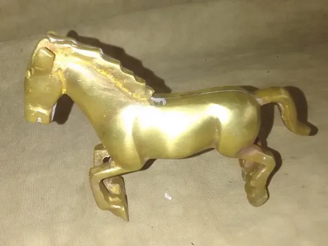 Escultura em bronze dourado maciço representando Cavalo