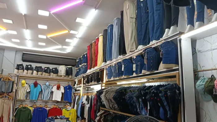 Vendedor (sexo masculino )de roupas masculina feminina