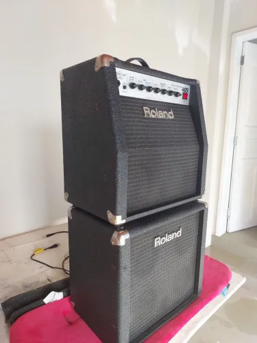 Caixa amplificada Roland.