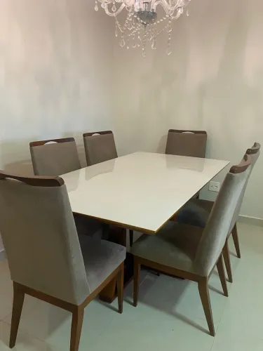 Vendo mesa com cadeiras em madeira maciça