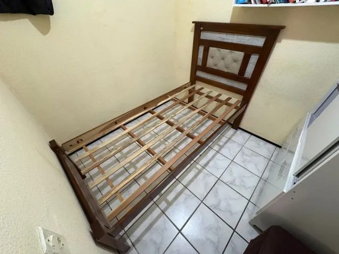 Cama de solteiro - Feita de Madeira
