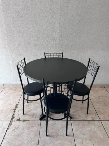 Mesa com 4 Cadeiras Preta Redonda 
