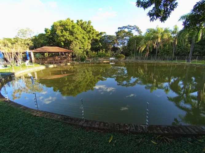 Sítio com 26600 m² com muita água e lagos, 7 quartos em Serra Azul - Mateus Leme - MG