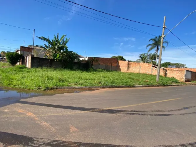 Terreno à venda no bairro Laranjeiras em Uberlândia