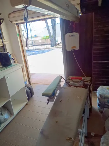 Mesa de passar roupa com ferro e reservatório