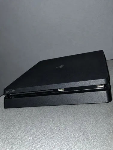 PS4 SLIM 1TB,POUCO USADO,COM TRÊS CONTROLES E TODOS OS CABOS