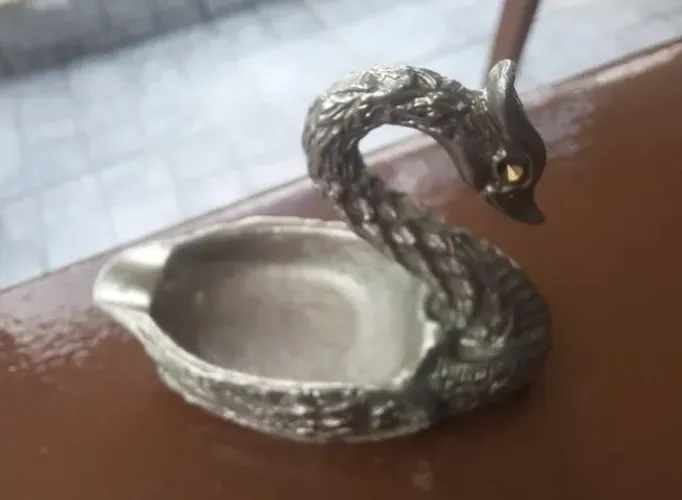 Cisne antigo em metal prateado
