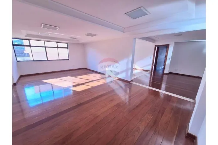 Apartamento com 3 quartos com suíte, dependência completa, 2 vagas, com elevador e salão d