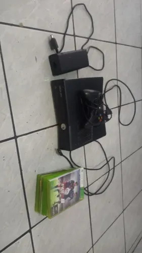 Xbox 360 8 jogos de cds + um controle com fio