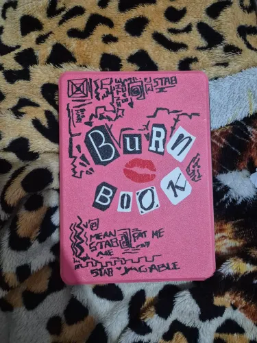 Capa Kindle Paperwhite 11ª Geração (6.8") Burn Book (Meninas Malvadas) com Alça de Mão