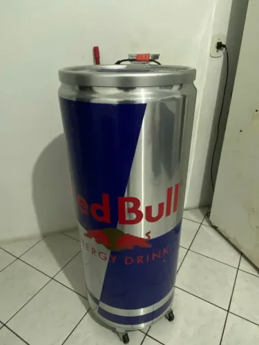 Geladeira redbull em formato de lata