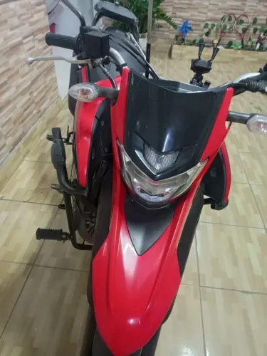 Vendo lander 250 nada pra fazer. Documento em dia único dono ..