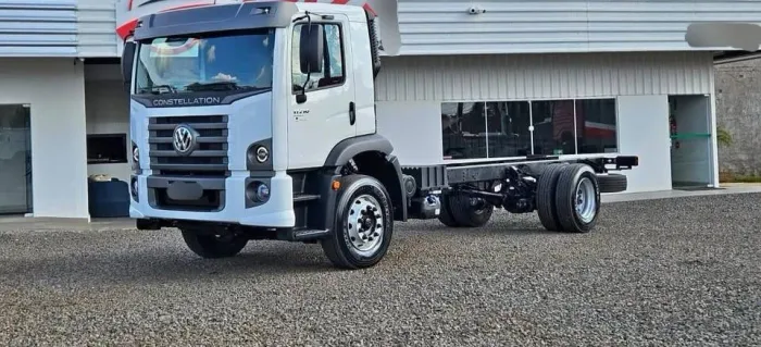 Volkswagen 17-210 2025 4x2