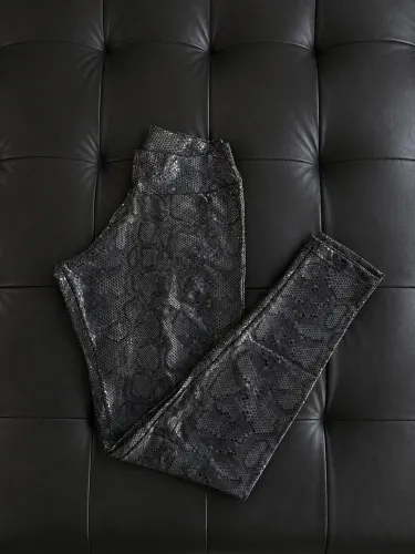 calça legging preta estampa de cobra
