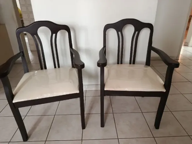 Par de cadeiras em madeira