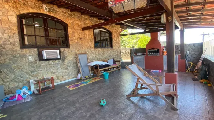 BS Imobiliária vende!!  Excelente casa totalmente reformada, com acabamento de alto padrão