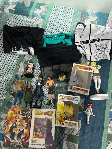 7 action figure 2 Funko pop e 2 Mangás 5 camisas de Animes e 2 jogos de vídeo game 