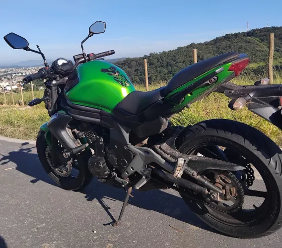 Vendo excelente moto kawasaki 650cc, oportunidade. 