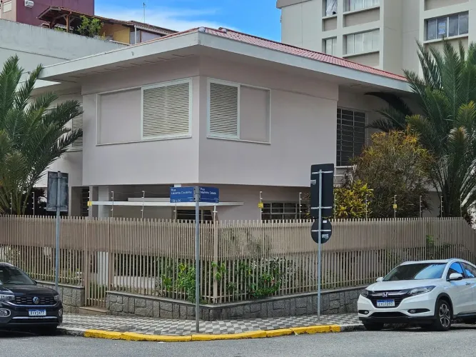Casa para aluguel tem 640 metros quadrados com 4 quartos em Centro - Florianópolis - Santa
