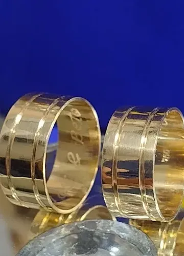Par Casal Alianças Noivado Casamento Ouro 18 Kilates Peso 10 Gramas 8 mm Detalhes Lisa no