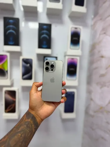 iPhone 15 PRO - 256GB ? R$3.999