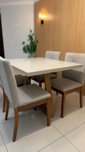 Mesa de jantar com 4 cadeiras