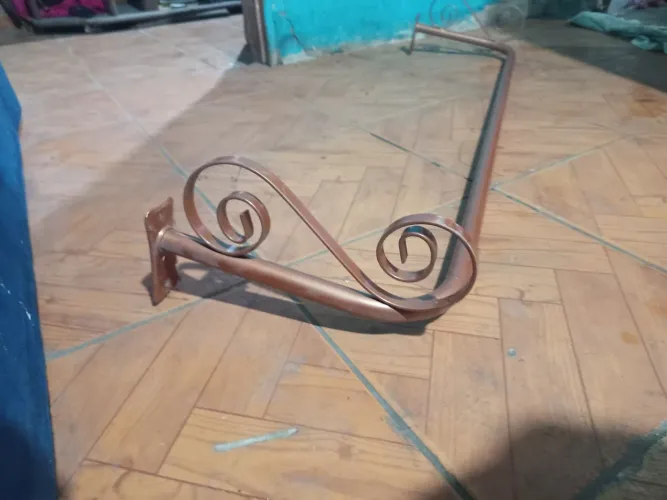 Vendo Porta cabides para paredes.