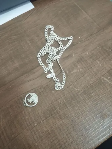 Vende-se prata de pescoço e pulseira de prata , vem com pingente de são Jorge