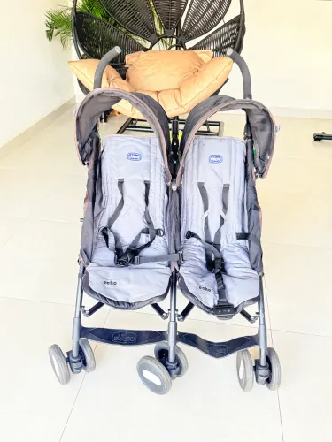 Carrinho de bebê gêmeos