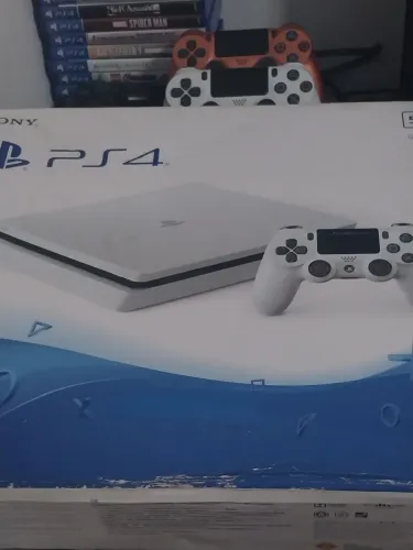 Ps4 slim branco na caixa com 3 controles e 11 jogos