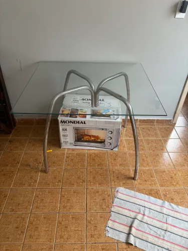 Mesa com tampo de vidro 