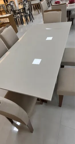 Conjunto de mesa de jantar Off-white com tampo de vidro laminado e 6 cadeiras