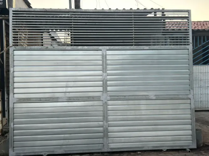 Portão galvanizado medindo 4,20 de largura por 2,80 de altura com ventilação