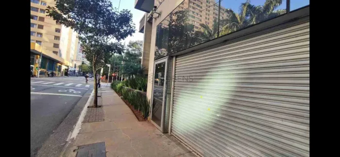 Loja com uma vaga para locação na Rua Augusta em frente ao Hotel Cadoro, Consolação, São P