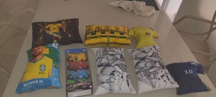 Almofadas, camisas da seleção de pelúcia e mototinhas