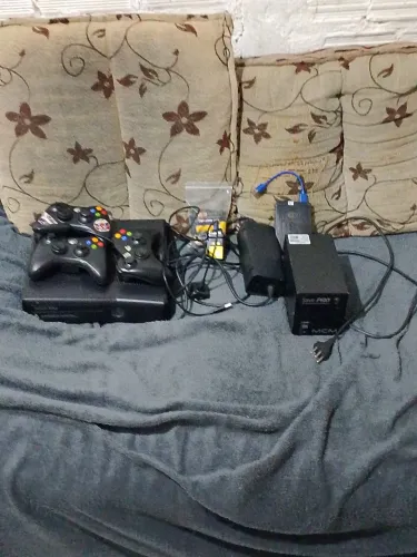 Xbox 360 slim com três controles acompanhado com pilhas baterias carregador e um save pro