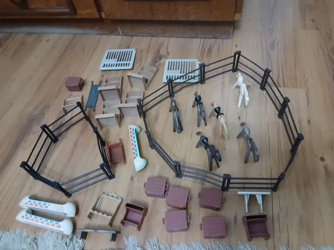 Peças Playmobil Western/velho oeste anos 80(cercas, cavalos, baús,  etc))