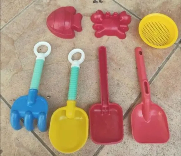Kit brinquedos de praia e piscina diversos